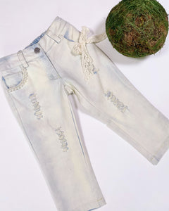 LIGHT WASH DISTRESSED JEANS