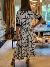 Load image into Gallery viewer, WHITE/BLACK ROPE PRINT MIDI DRESS
