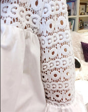 Load image into Gallery viewer, WHITE LACE CONTRAST BLOUSE
